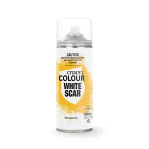 Photo de face d'une bombe de peinture aérosol Citadel Colour présentée sur un fond blanc neutre. Le corps cylindrique en métal blanc de la bouteille arbore un design graphique central avec une large éclaboussure texturée de couleur jaune vif. À l'intérieur de cette zone jaune se détache un blason blanc où sont inscrits en lettres capitales noires les mots « CITADEL COLOUR » positionnés juste au-dessus du nom de la teinte « White Scar ». Des mentions de sécurité textuelles en anglais concernant l'inflammabilité du produit sont visibles sur le haut de la bouteille. Le flacon indique une contenance de 400ml en bas à droite et est surmonté d'un capuchon de protection en plastique transparent qui laisse entrevoir la buse de diffusion blanche.