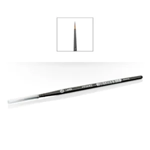 Photographie sur fond blanc épuré présentant le Pinceau M Layer de la marque Citadel. Le pinceau repose à l'horizontale sur une surface blanche brillante, révélant son long manche ergonomique en bois noir laqué. On distingue clairement sur le manche les inscriptions imprimées en lettres blanches "M LAYER" et "CITADEL", flanquées d'un petit emblème héraldique et d'un code-barres près de l'extrémité droite. L'extrémité gauche, abritant la tête du pinceau, est protégée par un capuchon cylindrique en plastique transparent. Au-dessus du pinceau, un insert carré indépendant montre un plan rapproché vertical de la pointe, mettant en avant des poils fins et bruns formant une ogive parfaitement effilée.