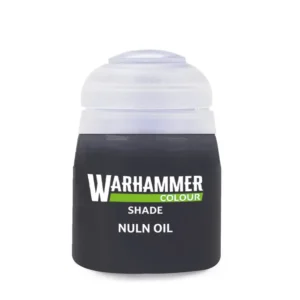 Photographie d'un pot de peinture Citadel de 18ml. Le pot en plastique transparent laisse apparaître un liquide noir intense. L'étiquette centrale noire affiche le logo "Warhammer Colour" sur une bande verte, suivi des mentions textuelles "SHADE" et "Shade Nuln Oil" en lettres blanches capitales. Le bouchon blanc articulé est propre et hermétiquement fermé, soulignant l'aspect neuf du produit.