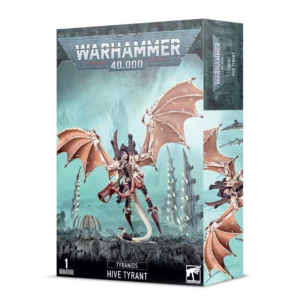 Photographie de la boîte d'emballage en carton de la figurine du Tyran des Ruches pour la faction des Tyranides dans Warhammer 40,000. Le logo officiel bleu et argenté de Warhammer 40,000 est centré au sommet de la boîte. L'illustration principale met en scène le monstre extraterrestre assemblé et peint dans sa configuration ailée. La créature colossale possède un exosquelette couleur beige clair, une carapace dorsale bordeaux et de grandes ailes membraneuses couleur chair déployées de chaque côté. Elle est représentée en train de planer au-dessus d'un sol rocheux sombre parsemé de cheminées de glaire et de structures organiques pointues, sous un ciel brumeux de teinte turquoise. Le bas de la boîte, noir, indique textuellement "Tyranids", "Hive Tyrant", le logo de Warhammer et la mention "1 Miniature". Le rabat latéral droit affiche un fond turquoise clair avec un gros plan vertical du monstre volant.
