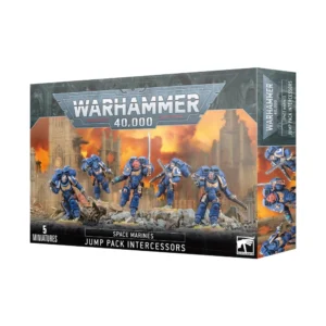 Photographie de la boîte d'emballage en carton des figurines d'Intercessors d'Assaut à Réacteurs Dorsaux pour l'armée des Space Marines dans Warhammer 40,000. Le logo emblématique bleu et blanc de Warhammer 40,000 est centré au sommet de la boîte. L'illustration principale présente une escouade de cinq Space Marines peints aux couleurs bleues des Ultramarines, bondissant au-dessus de décombres rocheux grâce à leurs réacteurs dorsaux volumineux. Les figurines sont représentées de manière dynamique en pleine action, armées de pistolets bolters, de pistolets à plasma et d'épées tronçonneuses, l'un des sergents arborant un casque rouge et brandissant une épée énergétique vers le haut. L'arrière-plan dépeint un paysage de guerre urbain apocalyptique sous un ciel orange embrasé. Le bas de la boîte noir indique "Space Marines", "Jump Pack Intercessors", le logo officiel et la mention "5 Miniatures". Le côté droit montre un aperçu vertical de trois gros plans de ces soldats d'élite.