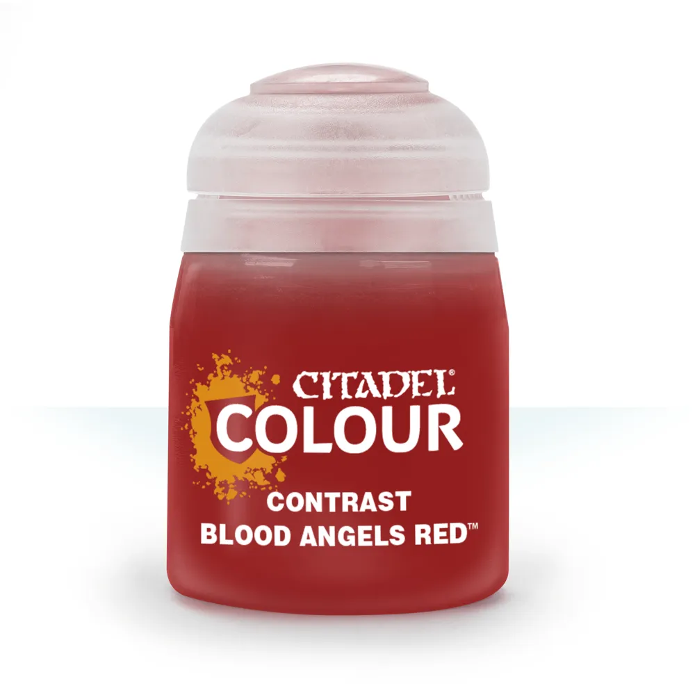 Un pot de peinture plastique transparent de la marque Citadel Colour, rempli d'une peinture liquide de couleur rouge écarlate opaque et profonde. Le pot possède un bouchon en plastique blanc translucide hermétique. Sur l'étiquette centrale de couleur rouge, on distingue le logo blanc "Citadel Colour" surmontant une tache jaune texturée. En dessous, les inscriptions textuelles blanches indiquent clairement la gamme "CONTRAST" et le nom de la teinte "contrast Blood Angels Red" suivi du symbole TM. Le flacon est photographié de face, centré sur un fond blanc épuré avec un léger reflet ombré à sa base.