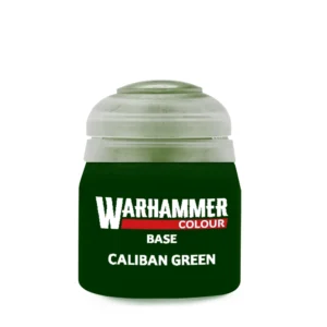 Photo de face d'un pot de peinture en plastique transparent de la gamme Base: Caliban Green présenté sur un fond blanc neutre. Le pot laisse transparaître un contenu liquide d'un vert forêt très sombre, dense et opaque. Sur l'avant, les inscriptions imprimées en blanc affichent le logo « WARHAMMER » souligné d'un bandeau rouge horizontal contenant le mot « COLOUR », suivi plus bas des mentions « BASE » et « CALIBAN GREEN ». Le pot est fermé par un capuchon à charnière en plastique blanc translucide laissant transparaître un reflet vert pâle.