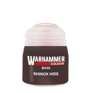 Un pot de peinture acrylique de la gamme Warhammer Colour posé sur un fond blanc uni. Le flacon en plastique transparent laisse transparaître une peinture fluide de couleur marron très foncé, semblable à un ton chocolat noir ou terre brûlée. Sur la face avant, les inscriptions en lettres blanches indiquent la marque "WARHAMMER COLOUR" soulignée d'un trait rouge, suivie du type de peinture "BASE" et du nom de la teinte "RHINOX HIDE". Le pot est fermé par un bouchon à charnière en plastique translucide.