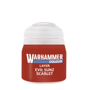 Un pot de peinture acrylique de la gamme Warhammer Colour, photographié de face sur un fond blanc épuré. Le flacon en plastique transparent laisse apparaître une peinture fluide d'un rouge vif et éclatant. L'étiquette frontale affiche le logo moderne « WARHAMMER COLOUR » en lettres blanches et bleues, surmontant les inscriptions blanches « LAYER », « EVIL SUNZ SCARLET ». Le capuchon en plastique blanc translucide ferme le pot. Ce flacon de Layer: Evil Sunz Scarlet est conçu pour les étapes d'éclaircissement en modélisme.