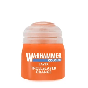 Un pot de peinture acrylique de la gamme Warhammer Colour, présenté de face sur un fond blanc épuré. À travers le flacon transparent, on aperçoit une couleur orange vif et très saturée. L'étiquette orange affiche le logo moderne « WARHAMMER COLOUR » en lettres blanches et bleues, suivi des inscriptions blanches « LAYER TROLLSLAYER ORANGE ». Le capuchon en plastique translucide est couronné d'une pastille teintée de la même couleur orange. Ce pot de peinture Layer: Troll Slayer Orange est conçu spécifiquement pour les techniques d'éclaircissement sur les figurines de modélisme.
