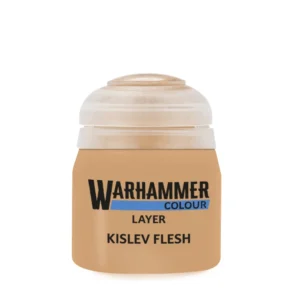 Pot de peinture acrylique officiel de la gamme Warhammer Colour présentant la teinte de peau claire Layer: Kislev Flesh. Le flacon en plastique transparent laisse voir une peinture fluide de couleur chair / pêche clair. L'étiquette frontale, de couleur beige assortie, arbore le logo noir souligné d'un trait bleu « WARHAMMER COLOUR », suivi en dessous des inscriptions en lettres capitales noires « LAYER » et « KISLEV FLESH ». Le pot est fermé par son couvercle ergonomique en plastique souple translucide caractéristique.