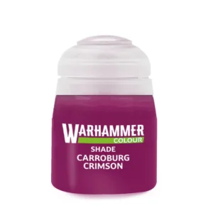Un pot de peinture transparent de la gamme Warhammer Colour contenant le lavis fluide Shade Carroburg Crimson, une teinte rouge bordeaux violacée et profonde. Le pot cylindrique en plastique est surmonté d'un capuchon blanc opaque et hermétique. L'étiquette centrale présente le logo "Warhammer" en lettres capitales blanches, souligné par un bandeau vert contenant l'inscription "COLOUR". Juste en dessous, les mentions textuelles blanches indiquent le type de peinture "SHADE" suivi du nom exact de la couleur "CARROBURG CRIMSON". Le produit est photographié de face sur un fond blanc uni et lumineux.