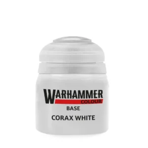 Un pot de peinture plastique de la gamme Citadel, rempli d'une peinture de couleur blanc mat opaque. Le flacon transparent est surmonté d'un bouchon en plastique blanc semi-opaque. L'étiquette principale, entièrement blanche, affiche en lettres noires stylisées le logo "WARHAMMER" souligné par un rectangle rouge contenant le mot "COLOUR". Juste en dessous, les inscriptions en lettres capitales noires indiquent la catégorie de peinture "BASE" ainsi que le nom exact de la teinte "base Corax White". Le produit est photographié de face, centré sur un fond blanc neutre.