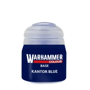 Un pot de peinture en plastique de la marque Citadel, contenant une peinture liquide de couleur bleu nuit très sombre et opaque. Le pot est scellé par un bouchon en plastique blanc translucide. L'étiquette de fond bleu foncé présente le logo "WARHAMMER" en grandes lettres capitales blanches, souligné par un bandeau rouge arborant le mot "COLOUR". Juste en dessous, les inscriptions textuelles blanches indiquent la catégorie de peinture "BASE" et le nom exact de la couleur "kantor blue". Le flacon est photographié verticalement, centré sur un arrière-plan blanc uni.