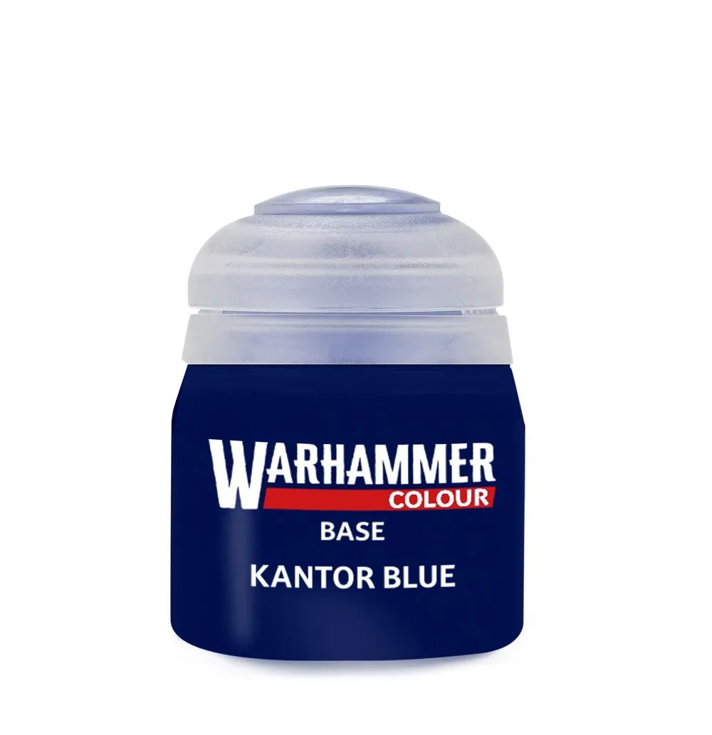 Un pot de peinture en plastique de la marque Citadel, contenant une peinture liquide de couleur bleu nuit très sombre et opaque. Le pot est scellé par un bouchon en plastique blanc translucide. L'étiquette de fond bleu foncé présente le logo "WARHAMMER" en grandes lettres capitales blanches, souligné par un bandeau rouge arborant le mot "COLOUR". Juste en dessous, les inscriptions textuelles blanches indiquent la catégorie de peinture "BASE" et le nom exact de la couleur "kantor blue". Le flacon est photographié verticalement, centré sur un arrière-plan blanc uni.