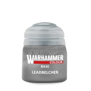 Un pot de peinture en plastique Citadel contenant une peinture acrylique métallique de couleur acier sombre et argentée. Le flacon transparent est fermé par un bouchon en plastique gris clair semi-opaque. L'étiquette centrale gris métallique présente le logo "WARHAMMER" en grandes lettres blanches épaisses, souligné par un liseré rouge où est inscrit le mot "COLOUR". En dessous, les indications textuelles en lettres capitales blanches affichent la mention de la gamme "BASE" ainsi que le nom exact de la couleur "base Leadbelcher". Le produit est photographié de face, centré sur un fond blanc neutre.