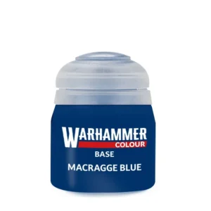 Un pot de peinture en plastique Citadel contenant un liquide de couleur bleu royal profond et opaque. Le pot est surmonté d'un bouchon en plastique blanc semi-transparent. L'étiquette centrale, de la même teinte bleu royal, présente le logo "WARHAMMER" en grandes lettres blanches épaisses, souligné par un liseré rouge où est inscrit le mot "COLOUR". En dessous, les indications textuelles en lettres capitales blanches affichent la mention de la gamme "BASE" ainsi que le nom exact de la couleur "base Macragge Blue". Le produit est photographié de face, centré sur un fond blanc neutre.