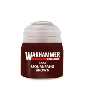 Un pot de peinture en plastique Citadel contenant une peinture liquide de couleur marron chocolat profond et opaque. Le pot est scellé par un bouchon en plastique blanc semi-transparent. L'étiquette centrale, de la même teinte marron foncé, présente le logo "WARHAMMER" en grandes lettres capitales blanches, souligné par un liseré rouge où est écrit le mot "COLOUR". En dessous, les inscriptions textuelles blanches indiquent la catégorie de peinture "BASE" ainsi que le nom exact de la couleur "base Mournfang Brown". Le produit est photographié de face, centré sur un fond blanc uni.
