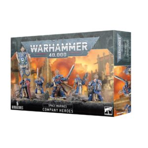 Cinq figurines peintes de Space Marines issus de l'ensemble Héros de la Compagnie, présentées sur un fond blanc neutre. Les guerriers arborent l'armure assistée bleue des Ultramarines avec des garnitures dorées. Au premier plan à gauche, un Space Marine sans casque porte une cape rouge et maintient une grande bannière de chapitre richement décorée. À droite, un capitaine en armure brandit une épée énergétique et un pistolet bolter. Les trois autres membres de l'escouade à l'arrière-plan sont équipés d'une épée énergétique tenue à deux mains, d'un bolter lourd avec bouclier, et d'un fusil bolter pointé vers le haut. Chaque figurine est fixée sur un socle texturé de terre et d'herbe.