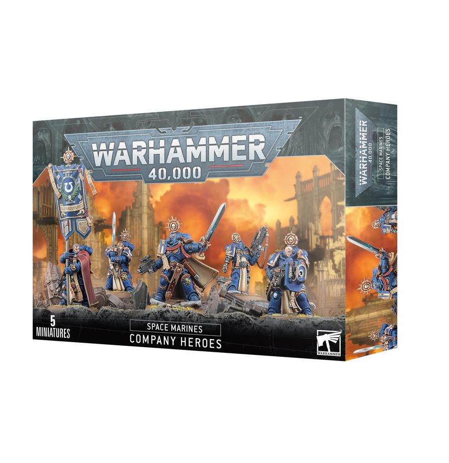 Cinq figurines peintes de Space Marines issus de l'ensemble Héros de la Compagnie, présentées sur un fond blanc neutre. Les guerriers arborent l'armure assistée bleue des Ultramarines avec des garnitures dorées. Au premier plan à gauche, un Space Marine sans casque porte une cape rouge et maintient une grande bannière de chapitre richement décorée. À droite, un capitaine en armure brandit une épée énergétique et un pistolet bolter. Les trois autres membres de l'escouade à l'arrière-plan sont équipés d'une épée énergétique tenue à deux mains, d'un bolter lourd avec bouclier, et d'un fusil bolter pointé vers le haut. Chaque figurine est fixée sur un socle texturé de terre et d'herbe.