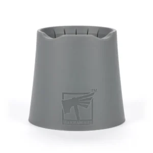 Photographie de studio sur fond blanc présentant un pot à eau warhammer de la marque Citadel. L'objet est un récipient en plastique gris mat, de forme tronconique évasée vers le bas pour une stabilité maximale. Le logo officiel Warhammer avec l'icône de la comète à deux queues est gravé en relief sur la face avant. Le bord supérieur présente des encoches arrondies pour poser les pinceaux, et l'intérieur laisse deviner des stries verticales conçues pour frotter les poils des pinceaux et éliminer les résidus de peinture efficacement.