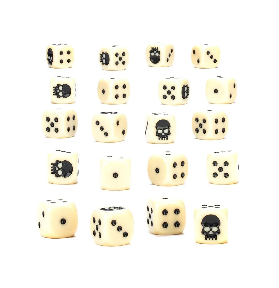 Photographie en studio présentant un ensemble de 20 dés à six faces de la marque Citadel. Les dés arborent une couleur blanc cassé effet os avec des points noirs contrastés. Sur chaque dé, la face du chiffre 1 est remplacée par une icône de crâne noir stylisé, emblématique de l'univers de ce set de Dés Warhammer. Les dés sont disposés de manière ordonnée sur cinq rangées, montrant différentes faces pour illustrer leur design gravé et leur finition lisse et brillante.