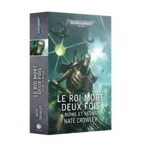 Un livre omnibus au format broché (paperback) en français intitulé Le Roi Mort Deux Fois: Ruine et Règne, présenté debout en perspective de trois quarts sur un fond blanc épuré. La couverture met en scène une illustration sombre et hautement détaillée d'un seigneur Nécron squelettique. Son armure métallique présente des ornements dorés usés par le temps, et son œil bionique unique brille d'une lueur verte intense. Il brandit une imposante faux de guerre qui traverse la couverture en diagonale, nimbée d'énergie verte. Derrière lui, une immense pyramide Nécron se détache sous un ciel tourmenté par des nuages et des flux d'énergie verte. Le sommet porte le logo circulaire de la Black Library, tandis que le bas affiche le titre principal "LE ROI MORT DEUX FOIS" en lettres dorées stylisées, le sous-titre blanc "RUINE ET RÈGNE" et le nom de l'auteur "NATE CROWLEY". La tranche noire du livre présente le logo gris de "Warhammer 40,000" à son sommet, suivi des titres imprimés verticalement en lettres dorées et blanches, et se termine par le logo blanc de la Black Library à sa base.