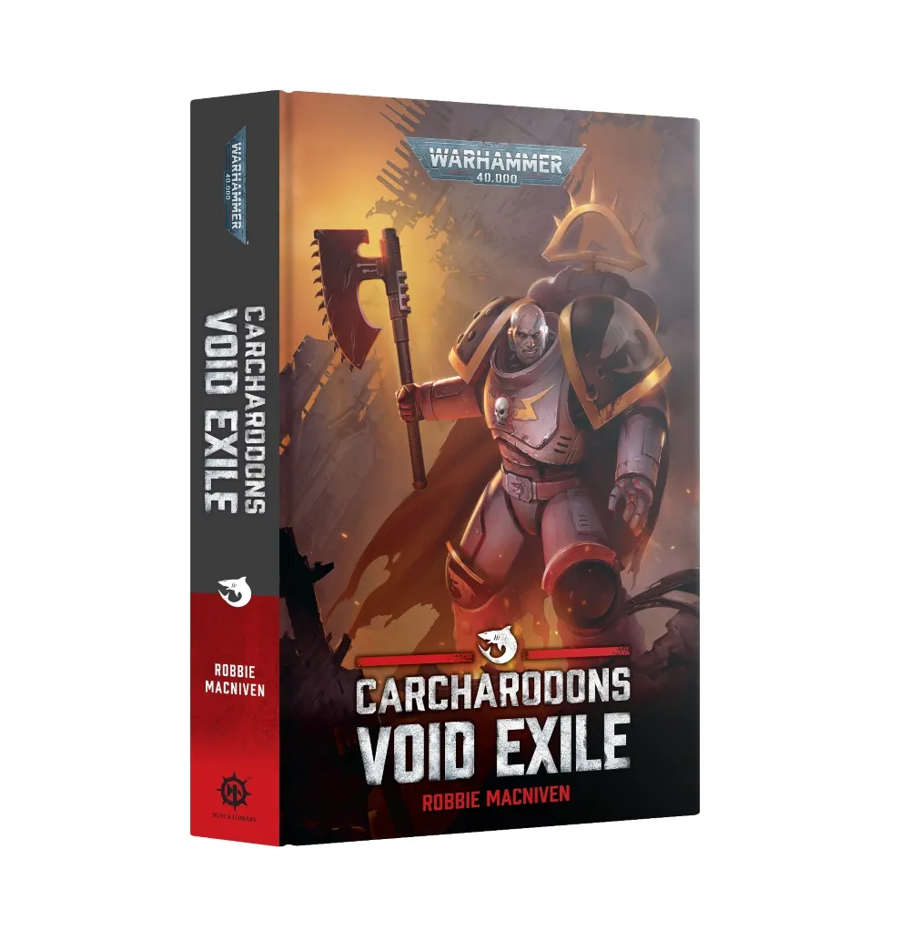Couverture officielle du roman au format poche "Carcharodons: Void Exile" de la Black Library pour l'univers Warhammer 40,000, présenté sur un fond blanc uni. L'illustration de couverture met en scène un Space Marine du Chapitre des Carcharodons en armure énergétique grise fortement usée et marquée par les combats. Le guerrier, au visage blafard et aux yeux entièrement noirs, brandit un pistolet bolter et une épée tronçonneuse ensanglantée au milieu d'un affrontement chaotique. En haut, le logo doré "BLACK LIBRARY" est visible. Au centre, le titre s'affiche en grandes lettres blanches avec "CARCHARODONS" surmontant "VOID EXILE". Le nom de l'auteur, Robbie MacNiven, est inscrit en bas.