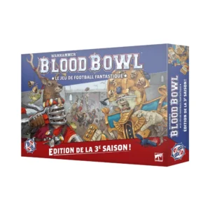 Une vue en perspective de la boîte de jeu officielle pour Blood Bowl – Édition de la 3e Saison, présentée sur un fond blanc uni. La partie supérieure de l'emballage, colorée en bleu, met en valeur le grand logo tridimensionnel argenté « WARHAMMER BLOOD BOWL » souligné par l'inscription blanche « LE JEU DE FOOTBALL FANTASTIQUE » encadrée par deux étoiles. L'illustration centrale, réalisée dans un style de bande dessinée dynamique, dépeint un face-à-face intense au milieu d'un stade bondé entre un joueur humain en armure rouge doté d'un grand cimier de cerf à gauche, et un joueur Mort-vivant momifié portant une imposante couronne dorée ornée de crânes à droite. Le bas de la boîte est habillé d'un large bandeau rouge écarlate affichant en lettres blanches « ÉDITION DE LA 3E SAISON ! ». Le logo circulaire bleu officiel « BB » est visible dans les coins inférieurs, accompagné du logo carré blanc de Games Workshop en bas à droite.