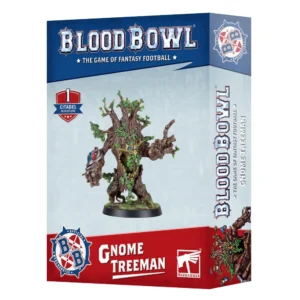 Une vue en perspective de la boîte de produit officielle pour le Gnome Treeman, présentée sur un fond blanc épuré. La partie supérieure de l'emballage, colorée en bleu ciel, affiche le grand logo argenté « BLOOD BOWL » surplombant la mention « THE GAME OF FANTASY FOOTBALL ». Au centre, la figurine peinte représente un immense homme-arbre doté de feuilles vertes luxuriantes, d'un visage sculpté dans son écorce aux yeux bleus brillants, et d'une protection métallique ornée de rouge et de bleu sur son poignet droit. Le bas de la boîte est habillé d'un large bandeau rouge vif où est inscrit en lettres blanches « GNOME TREEMAN », complété par un écusson « 1 CITADEL MINIATURE » dans le coin supérieur gauche et par le logo carré blanc de Games Workshop en bas.
