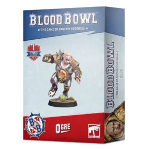 Une vue de face et en légère perspective de la boîte de produit officielle pour la figurine Blood Bowl: Ogre, présentée sur un fond blanc uni. La partie supérieure de l'emballage, de couleur bleu ciel, affiche le grand logo argenté en relief « BLOOD BOWL » souligné par l'inscription « THE GAME OF FANTASY FOOTBALL ». Au centre, la figurine peinte de l'Ogre est représentée en action sur un socle de pelouse : il s'agit d'un humanoïde massif et chauve à la peau rose, vêtu d'une armure de sport blanche et bordeaux avec des plaques dorées, s'élançant vers l'avant le poing levé. Sur la gauche, un écusson rouge indique « 1 CITADEL MINIATURE ». Le bas de la boîte est habillé d'un large bandeau rouge vif affichant le mot « OGRE » en lettres blanches, encadré par le logo circulaire bleu de Blood Bowl à gauche et le logo carré blanc de Games Workshop à droite. La tranche droite de la boîte reprend les mêmes titres textuels et montre un dessin de la tête de la créature en bas.