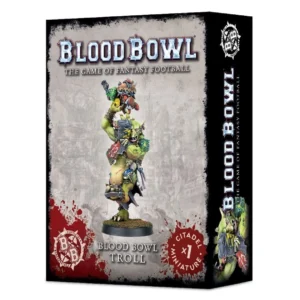 Une vue en perspective de la boîte de produit officielle pour la figurine du Blood Bowl Troll, présentée sur un fond blanc uni. La face avant de l'emballage se distingue par un fond texturé gris clair et noir au style grunge avec des éclaboussures de peinture rouge en bas, surmonté du grand logo argenté tridimensionnel « BLOOD BOWL » et de la mention « THE GAME OF FANTASY FOOTBALL ». Au centre de la boîte, la figurine peinte du Troll est présentée en pleine action sur son socle de pelouse : il s'agit d'une créature massive à la peau vert clair, vêtue d'une épaulière rouge et de genouillères bleues, qui brandit un malheureux joueur Gobelin au-dessus de sa tête, prêt à le lancer. En bas, l'inscription blanche indique « BLOOD BOWL TROLL », complétée à gauche par le badge circulaire officiel « BB » et à droite par un macaron rouge marqué « CITADEL x1 MINIATURE ». La tranche droite de la boîte, de couleur noire, reprend le logo vertical du jeu.