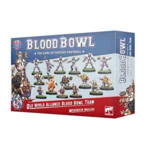 Une vue en perspective de la boîte de produit officielle pour l'Équipe de Blood Bowl de l'Alliance du Vieux Monde – Middenheim Maulers, présentée sur un fond blanc épuré. La partie supérieure de l'emballage, colorée en bleu ciel, met en avant le grand logo métallique argenté et blanc « WARHAMMER BLOOD BOWL » surplombant l'inscription « THE GAME OF FANTASY FOOTBALL ». Sur la gauche de la boîte, une illustration colorée montre trois membres de l'alliance : un Humain faisant tourner un ballon sur son doigt, un Nain à longue barbe et un Halfling souriant. Au centre, quinze figurines peintes de l'équipe sont alignées sur un terrain de pelouse verte, arborant des uniformes collectifs blanc, bleu et violet. Le bas de la boîte se compose d'un large bandeau rouge vif où sont inscrits en blanc les textes « OLD WORLD ALLIANCE BLOOD BOWL TEAM » et « THE MIDDENHEIM MAULERS ». Un macaron rouge indique « 15 CITADEL MINIATURES » en haut à gauche, tandis que le logo officiel circulaire « BB » et le logo carré blanc et rouge de Games Workshop complètent les angles inférieurs.