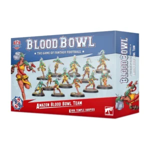 Une vue en perspective de la boîte de produit officielle pour l'Équipe d'Amazones pour Blood Bowl : Kara Temple Harpies, présentée sur un fond blanc uni. La partie supérieure de l'emballage, colorée en bleu ciel, met en avant le grand logo métallique argenté « BLOOD BOWL » surplombant la mention « THE GAME OF FANTASY FOOTBALL ». Sur le côté gauche de la boîte, une illustration dynamique montre une athlète amazone à la peau mate en pleine course, vêtue d'un haut jaune, d'une armure verte et ayant un serpent rouge enroulé autour du bras. Au centre, douze figurines peintes de l'équipe sont disposées en action sur une pelouse verte, arborant des pièces d'armure turquoise, des casques à plumes et des pagnes jaune vif. Le bas de la boîte est habillé d'un large bandeau rouge écarlate où sont inscrits en blanc les titres « AMAZON BLOOD BOWL TEAM » et « KARA TEMPLE HARPIES », complété par un écusson « 12 CITADEL MINIATURES » dans le coin supérieur gauche et par le logo carré blanc de Games Workshop en bas à droite.