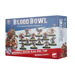 Une vue en perspective de la boîte de produit officielle pour l'Équipe de Blood Bowl des Bas-fonds – Underworld Creepers, disposée sur un fond blanc épuré. La partie supérieure de l'emballage, de couleur bleu ciel, arbore le logo argenté tridimensionnel « WARHAMMER BLOOD BOWL » souligné par la mention « THE GAME OF FANTASY FOOTBALL ». Sur la gauche, une illustration dynamique montre un Gobelin hurlant en armure rouge assis sur un joueur Skaven. Au centre, les 12 figurines peintes de l'équipe sont présentées en pleine action sur un gazon vert, révélant un mélange de Skavens et de Gobelins vêtus de maillots noirs et d'armures rouge vif. Le bas de la boîte est ceinturé d'un large bandeau rouge écarlate où sont inscrits en blanc les titres « UNDERWORLD DENIZENS BLOOD BOWL TEAM » et « THE UNDERWORLD CREEPERS », flanqués du logo carré rouge et blanc de Games Workshop.
