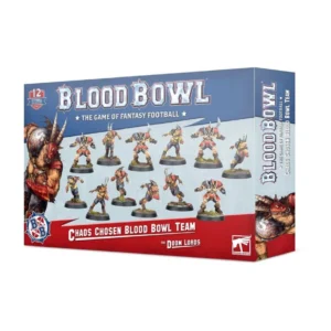 Une vue en perspective de la boîte de produit officielle pour l'Équipe de Blood Bowl du Chaos : les Doom Lords, présentée sur un fond blanc uni. La partie supérieure de l'emballage, teintée de bleu, met en valeur le grand logo argenté en relief « BLOOD BOWL » souligné par la mention « THE GAME OF FANTASY FOOTBALL ». Sur le côté gauche, une illustration agressive montre le profil d'un puissant joueur du Chaos orné de cornes et vêtu d'une armure rouge et noire. Au centre, les douze figurines peintes de l'équipe sont disposées en action sur une pelouse verte, mêlant des bloqueurs du Chaos en armures lourdes rouges, dorées et argentées à des Hommes-Bêtes mutants dotés de cornes et de sabots. Le bas de la boîte est habillé d'un large bandeau rouge vif où sont inscrits en blanc les titres « CHAOS CHOSEN BLOOD BOWL TEAM » et « THE DOOM LORDS ». Un écusson officiel indique « 12 CITADEL MINIATURES » dans le coin supérieur gauche, alors que le logo carré blanc de Games Workshop est positionné en bas à droite.