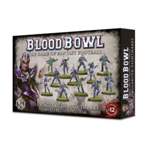 Une vue en perspective de la boîte de produit officielle pour l'Équipe de Blood Bowl d'Elfes Noirs: Naggaroth Nightmares, présentée sur un fond blanc uni. La face avant de l'emballage se distingue par un fond texturé gris et noir effet grunge, surmonté du grand logo argenté tridimensionnel « BLOOD BOWL » et de la mention « THE GAME OF FANTASY FOOTBALL ». Sur le côté gauche, une illustration détaillée montre le profil d'un joueur Elfe Noir au regard cruel et sournois, coiffé d'un casque métallique violet et d'une épaulière pointue assortie. Au centre de la boîte, douze figurines peintes d'Elfes Noirs sont présentées en action sur une pelouse verte, arborant de magnifiques uniformes violet foncé et vert clair. En bas, les inscriptions en lettres blanches indiquent « THE NAGGAROTH NIGHTMARES » et « DARK ELF BLOOD BOWL TEAM », complétées dans le coin inférieur droit par un macaron circulaire rouge marqué « CITADEL x12 MINIATURES ».