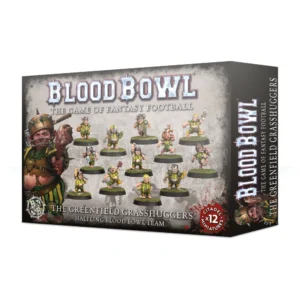 Une vue en perspective de la boîte de produit officielle pour l'Équipe de Blood Bowl de Halflings: Greenfield Grasshuggers, présentée sur un fond blanc épuré. La face avant de l'emballage se distingue par un fond texturé gris clair, surmonté du grand logo argenté tridimensionnel « BLOOD BOWL » et de la mention « THE GAME OF FANTASY FOOTBALL ». Sur le côté gauche, une illustration montre un joueur Halfling trapu au visage déterminé, coiffé d'un grand casque métallique clouté et brandissant un lourd gourdin en bois. Au centre de la boîte, douze figurines peintes de Halflings arborant des uniformes rayés vert et jaune sont présentées en action sur des socles de pelouse verte. En bas, les inscriptions blanches indiquent « THE GREENFIELD GRASSHUGGERS » et « HALFLING BLOOD BOWL TEAM », complétées dans le coin inférieur droit par un macaron circulaire rouge marqué « CITADEL x12 MINIATURES ».