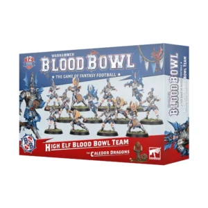Une vue en perspective de la boîte de jeu officielle présentant l'Équipe Blood Bowl de Hauts Elfes: Les Caledor Dragons, posée sur un fond blanc neutre. La partie supérieure de l'emballage, teintée de bleu clair, arbore le grand logo blanc et argenté « WARHAMMER BLOOD BOWL » souligné par la mention « THE GAME OF FANTASY FOOTBALL ». Sur le côté gauche, une illustration dynamique montre un joueur haut-elfe en armure métallique et bleue, tenant un ballon pointu. Le centre de la boîte expose les 12 figurines peintes de l'équipe, réparties sur une pelouse verte dans diverses postures d'action (coureurs, passeurs et bloqueurs) vêtues de blanc, de bleu et d'armures d'écailles dorées ou argentées. Le bas de la boîte est habillé d'un large bandeau rouge vif où sont inscrits en blanc les textes « HIGH ELF BLOOD BOWL TEAM » et « THE CALEDOR DRAGONS », juste à côté du logo carré rouge et blanc de Games Workshop.