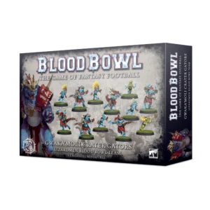 Une vue en perspective de la boîte de produit officielle pour l'Équipe de Blood Bowl d'Hommes-lézards: Gwaka'moli Crater Gators, présentée sur un fond blanc uni. La face avant de l'emballage affiche un fond texturé gris effet pierre, surmonté du grand logo argenté tridimensionnel « BLOOD BOWL » et de la mention « THE GAME OF FANTASY FOOTBALL ». Sur le côté gauche, une illustration colorée montre un imposant Homme-lézard à la peau écailleuse bleue, coiffé d'un casque en crâne animal et arborant une épaulière rouge et blanche. Au centre de la boîte, les douze figurines peintes de l'équipe sont disposées en action sur une pelouse verte, révélant des Saurus robustes, des Skinks agiles à la peau bleu clair et des Caméléons verts, tous vêtus d'armures de sport rouges et blanches. En bas, les inscriptions blanches indiquent « GWAKA'MOLI CRATER GATORS », « LIZARDMEN BLOOD BOWL TEAM » et « 12 X CITADEL MINIATURES », complétées dans le coin inférieur droit par le logo carré blanc de Games Workshop.