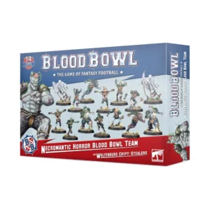 Une vue en perspective de la boîte de produit officielle pour l'Équipe de Blood Bowl d'Horreurs Nécromantiques: les Wolfenburg Crypt-Stealers, présentée sur un fond blanc épuré. La moitié supérieure de l'emballage, de couleur bleu ciel, affiche le grand logo argenté « WARHAMMER BLOOD BOWL » souligné par l'inscription « THE GAME OF FANTASY FOOTBALL ». Sur le côté gauche, une illustration de style bande dessinée montre un imposant golem de chair recousu, aux yeux verts brillants et au cerveau apparent. Au centre, quatorze figurines peintes sont disposées en formation de jeu sur une pelouse verte, révélant une variété de créatures (spectres en draps blancs, loups-garous, zombies et épouvantails) vêtues d'uniformes orange et noir à bandes, complétés par des épaulières vert vif. Le bas de la boîte est habillé d'un large bandeau rouge écarlate où sont inscrits en blanc les titres « NECROMANTIC HORROR BLOOD BOWL TEAM » et « THE WOLFENBURG CRYPT-STEALERS », flanqués du macaron officiel « BB » à gauche et du logo carré blanc de Games Workshop à droite.