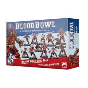Une vue en perspective de la boîte de produit officielle pour l'Équipe de Blood Bowl de Khorne: Skull-tribe Slaughterers, présentée sur un fond blanc uni. La partie supérieure de l'emballage, colorée en bleu ciel, met en avant le grand logo métallique argenté et blanc « WARHAMMER BLOOD BOWL » surplombant la mention « THE GAME OF FANTASY FOOTBALL ». Sur la gauche de la boîte, une illustration agressive montre un joueur de Khorne en armure rouge et bronze doté d'un casque à grandes cornes et d'un gantelet hérissé de pointes. Au centre, douze figurines peintes de l'équipe sont alignées en pleine action sur une pelouse verte, arborant des armures rouge vif, noires et de larges protections métalliques. Le bas de la boîte est habillé d'un large bandeau rouge écarlate où sont inscrits en blanc les textes « KHORNE BLOOD BOWL TEAM » et « THE SKULL-TRIBE SLAUGHTERERS ». Un écusson rouge indique « 12 CITADEL MINIATURES » dans le coin supérieur gauche, tandis que le logo blanc de Games Workshop termine le coin inférieur droit.