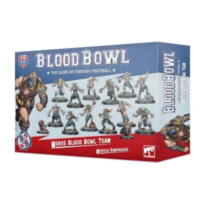 Une vue en perspective de la boîte de produit officielle présentant l'Équipe de Blood Bowl de Nordiques: Norsca Rampagers, posée sur un fond blanc uni. La partie supérieure de l'emballage, de couleur bleu ciel, met en valeur le grand logo tridimensionnel argenté « BLOOD BOWL » souligné par la mention « THE GAME OF FANTASY FOOTBALL ». Sur le côté gauche, une illustration dynamique montre un joueur nordique musclé en pleine course, arborant un casque à cornes et des épaulières ornées de motifs nordiques bleus et dorés. Au centre, les 14 figurines peintes de l'équipe sont présentées en action sur un gazon vert, dévoilant des guerriers humains vêtus de pagnes, de fourrures et d'armures légères bleu et or, ainsi que deux petits sangliers transportant des tonneaux. Le bas de la boîte est habillé d'un large bandeau rouge vif où sont inscrits en blanc les titres « NORSE BLOOD BOWL TEAM » et « NORSCA RAMPAGERS », flanqués du macaron officiel « BB » à gauche et du logo carré blanc de Games Workshop à droite.