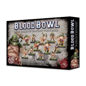 Une vue en perspective de la boîte de produit officielle pour l'Équipe de Blood Bowl de Nurgle : les Nurgle’s Rotters, présentée sur un fond blanc uni. La face avant de l'emballage affiche un fond texturé gris et noir au style grunge, surmonté du grand logo argenté en relief « BLOOD BOWL » et de la mention « THE GAME OF FANTASY FOOTBALL ». Sur le côté gauche, une illustration détaillée montre un imposant joueur de Nurgle à la peau boursouflée et malsaine, arborant un casque métallique vert marqué du symbole de Nurgle à trois cercles. Au centre de la boîte, douze figurines peintes de l'équipe sont présentées en pleine action sur une pelouse verte, révélant des guerriers putrides et des Pestigors mutants vêtus d'armures de sport combinant le vert kaki corrodé et l'orange vif. En bas, les inscriptions blanches indiquent « NURGLE'S ROTTERS » et « NURGLE BLOOD BOWL TEAM ». Le coin inférieur droit se termine par un macaron circulaire rouge indiquant « CITADEL x12 MINIATURES ».