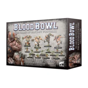 Une vue en perspective de la boîte de produit officielle pour l'Équipe de Blood Bowl de Rois des Tombes: les Nehekhara Nightmares, présentée sur un fond blanc uni. La face avant de l'emballage affiche un fond texturé gris clair rappelant de la pierre, surmonté du grand logo argenté en relief « BLOOD BOWL » et de la mention « THE GAME OF FANTASY FOOTBALL ». Sur le côté gauche, une illustration montre un énorme Ogre à la peau rose criant de rage, coiffé d'un casque métallique à bandes orange et tenant un ballon de cuir, accompagné d'un petit Gnoblar à ses pieds. Au centre de la boîte, seize figurines peintes sont présentées en action sur une pelouse verte : quatre imposants Ogres massifs arborant des maillots et pantalons blancs et orange, entourés de douze minuscules Gnoblars aux teintes de peau vertes. En bas, les inscriptions blanches indiquent « FIRE MOUNTAIN GUT BUSTERS », « OGRE BLOOD BOWL TEAM » et « 16 X CITADEL MINIATURES », complétées dans le coin inférieur droit par le logo carré blanc de Games Workshop.