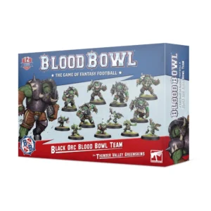 Une vue en perspective de la boîte de produit officielle pour l'Équipe d'Orques Noirs pour Blood Bowl: les Thunder Valley Greenskins, présentée sur un fond blanc épuré. La partie supérieure de l'emballage, teintée de bleu, affiche le grand logo argenté « WARHAMMER BLOOD BOWL » surplombant la mention « THE GAME OF FANTASY FOOTBALL ». Sur la gauche, une illustration impressionnante montre un immense Orque Noir en armure de plaques sombre et épaisses, tenant fermement un ballon de cuir. Au centre de la boîte, douze figurines peintes sont disposées en action sur un gazon vert : six grands Orques Noirs massifs en armures métalliques et six petits Goblins agiles portant des casques et des épaulières assortis. Le bas de la boîte est habillé d'un large bandeau rouge vif où sont inscrits en blanc les titres « BLACK ORC BLOOD BOWL TEAM » et « THE THUNDER VALLEY GREENSKINS ». Un écusson rouge indique « 12 CITADEL MINIATURES » dans le coin supérieur gauche, tandis que le logo carré blanc de Games Workshop se trouve en bas à droite.
