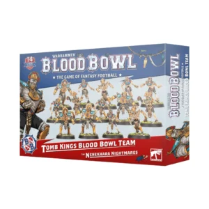 Une vue en perspective de la boîte de produit officielle pour l'Équipe de Blood Bowl de Rois des Tombes: les Nehekhara Nightmares, présentée sur un fond blanc épuré. La partie supérieure de l'emballage, de couleur bleue, met en valeur le grand logo argenté « BLOOD BOWL » souligné par la mention « THE GAME OF FANTASY FOOTBALL ». Sur le côté gauche, une illustration colorée montre un joueur mort-vivant momifié arborant une armure blanche et dorée ainsi qu'un casque pharaonique orné de bandes bleues et dorées. Au centre, les quatorze figurines peintes de l'équipe sont présentées en action sur une pelouse verte, révélant des squelettes et des gardiens des tombes portant des pièces d'armure turquoise et dorées d'inspiration égyptienne antique. Le bas de la boîte est habillé d'un large bandeau rouge vif où sont inscrits en lettres blanches les titres « TOMB KINGS BLOOD BOWL TEAM » et « THE NEHEKHARA NIGHTMARES ». Un macaron officiel indique « 14 CITADEL MINIATURES » dans le coin supérieur gauche, tandis que le logo carré blanc de Games Workshop se situe en bas à droite.