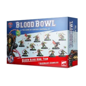 Une vue en perspective de la boîte de produit officielle pour l'Équipe de Blood Bowl de Skavens: Skavenblight Scramblers, présentée sur un fond blanc épuré. La partie supérieure de l'emballage, colorée en bleu ciel, met en valeur le grand logo tridimensionnel argenté « BLOOD BOWL » souligné par la mention « THE GAME OF FANTASY FOOTBALL ». Sur le côté gauche, une illustration dynamique montre un féroce joueur Skaven (homme-rat) au pelage sombre, la gueule grande ouverte en un rugissement agressif, tenant une sphère métallique qui brille d'une lueur vert fluo. Au centre de la boîte, les douze figurines peintes de l'équipe sont présentées en action sur une pelouse verte, révélant des rats humanoïdes dotés de longues queues roses et vêtus d'armures de sport combinant le noir, le vert vif et le jaune. Le bas de la boîte est habillé d'un large bandeau rouge écarlate où sont inscrits en blanc les titres « SKAVEN BLOOD BOWL TEAM » et « THE SKAVENBLIGHT SCRAMBLERS ». Un écusson indique « 12 CITADEL MINIATURES » dans le coin supérieur gauche, tandis que le logo carré blanc de Games Workshop se situe dans le coin inférieur droit.