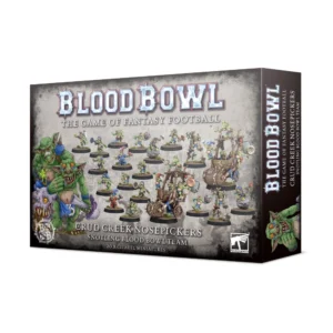 Une vue en perspective de la boîte de produit officielle pour l'Équipe de Blood Bowl de Snotlings: Crud Creek Nosepickers, présentée sur un fond blanc uni. La partie supérieure de l'emballage, de couleur gris clair texturé, affiche le grand logo argenté « WARHAMMER BLOOD BOWL » souligné par la mention « THE GAME OF FANTASY FOOTBALL ». Sur le côté gauche, une illustration humoristique met en scène de petits Snotlings à la peau verte, l'un d'eux se curant ostensiblement le nez avec un air sournois. Au centre de la boîte, vingt figurines peintes sont disposées en formation sur un gazon vert, dévoilant une multitude de micro-joueurs snotlings ainsi que deux imposants chariots à pompes construits en bois de récupération et équipés de rouleaux compresseurs. Le bas de la boîte comporte les inscriptions blanches « CRUD CREEK NOSEPICKERS », « SNOTLING BLOOD BOWL TEAM » et « 20 x CITADEL MINIATURES », flanquées dans le coin inférieur droit par le logo carré blanc de Games Workshop.
