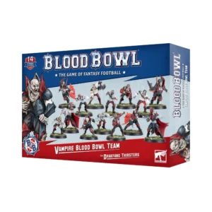 Une vue en perspective de la boîte de produit officielle pour l'Équipe de Vampires pour Blood Bowl: Les Darkfang Thirsters, présentée sur un fond blanc épuré. La partie supérieure de l'emballage, colorée en bleu foncé, affiche le grand logo argenté « BLOOD BOWL » surplombant la mention « THE GAME OF FANTASY FOOTBALL ». Sur la gauche, une illustration de style bande dessinée montre un vampire au teint blafard et aux crocs acérés, vêtu d'une armure sombre à col rouge et tenant un ballon de cuir. Au centre de la boîte, quatorze figurines peintes sont disposées en action sur une pelouse verte, révélant des joueurs vampires en armures noires et longues capes rouges ainsi que leurs serviteurs humains en maillots blancs et pantalons rouges. Le bas de la boîte est habillé d'un large bandeau rouge vif où sont inscrits en blanc les titres « VAMPIRE BLOOD BOWL TEAM » et « THE DRAKFANG THIRSTERS ». Un écusson rouge indique « 14 CITADEL MINIATURES » dans le coin supérieur gauche, tandis que le logo carré blanc de Games Workshop se trouve en bas à droite.