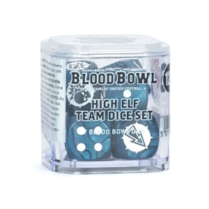 Boîte transparente cubique contenant le High Elf Team Dice Set pour le jeu Blood Bowl. À l'intérieur de cet emballage plastique rigide, on aperçoit plusieurs dés à jouer arborant une couleur bleu turquoise nacrée avec des effets de texture marbrée et des marquages blancs. Sur la face avant de l'emballage, le logo officiel noir et blanc "Warhammer Blood Bowl - Game of Fantasy Football" est visible, surmontant les inscriptions "High Elf Team Dice Set" et la mention "7 Blood Bowl Dice". Des pictogrammes de dés et de flèches stylisés propres au jeu sont imprimés en blanc sur la partie plastique transparente.