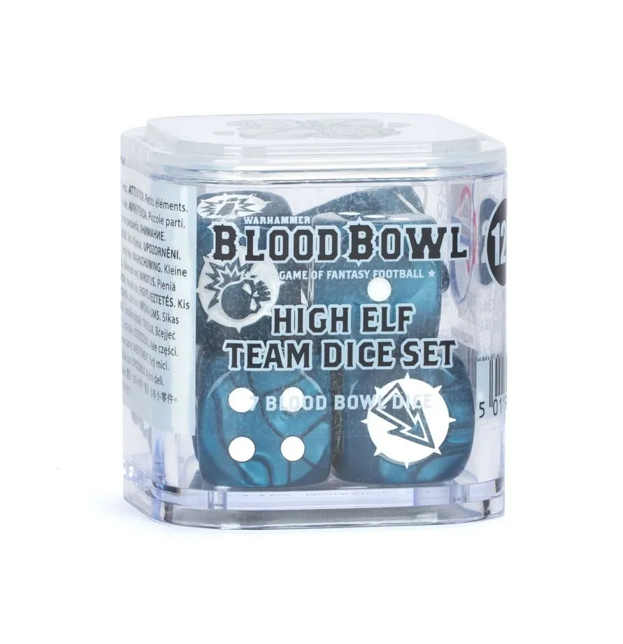 Boîte transparente cubique contenant le High Elf Team Dice Set pour le jeu Blood Bowl. À l'intérieur de cet emballage plastique rigide, on aperçoit plusieurs dés à jouer arborant une couleur bleu turquoise nacrée avec des effets de texture marbrée et des marquages blancs. Sur la face avant de l'emballage, le logo officiel noir et blanc "Warhammer Blood Bowl - Game of Fantasy Football" est visible, surmontant les inscriptions "High Elf Team Dice Set" et la mention "7 Blood Bowl Dice". Des pictogrammes de dés et de flèches stylisés propres au jeu sont imprimés en blanc sur la partie plastique transparente.