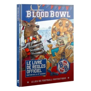 Une vue en perspective de la couverture rigide du livre Blood Bowl: Le Livre de Règles Officiel – Édition de la 3e Saison, présentée sur un fond blanc uni. La partie supérieure du livre est vêtue d'un bandeau bleu où s'affiche le logo tridimensionnel argenté « WARHAMMER BLOOD BOWL » surmonté de fanions festifs rouges et bleus. L'illustration centrale, au style de bande dessinée colorée, dépeint un face à face intense entre un joueur humain en armure médiévale arborant un grand cimier de cerf à gauche, et un joueur Mort-vivant momifié coiffé d'une imposante couronne dorée ornée de crânes à droite. Le bas de la couverture est habillé d'un fond rouge vif sur lequel se détache un insert bleu contenant le texte blanc « LE LIVRE DE REGLES OFFICIEL ÉDITION DE LA 3E SAISON ! », flanqué du macaron circulaire bleu officiel de la ligue « BB ». Tout en bas, la mention blanche « LE JEU DE FOOTBALL FANTASTIQUE » est encadrée par deux étoiles blanches. La tranche du livre, visible sur la gauche, reprend le fond bleu avec les inscriptions textuelles officielles.