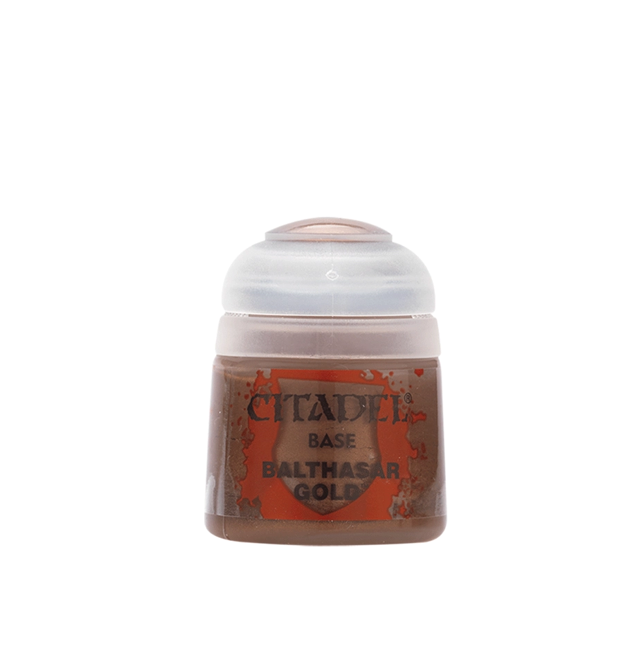 Photographie de face sur un fond blanc uni d'un pot de peinture en plastique transparent de la marque Citadel. Le flacon laisse transparaître une peinture acrylique métallique de couleur or cuivré foncé aux reflets chauds, surmontée d'un capuchon hermétique en plastique blanc translucide. L'étiquette centrale affiche un fond rouge vif texturé évoquant un blason entouré d'éclaboussures. Les inscriptions imprimées en lettres capitales noires indiquent de haut en bas la marque "CITADEL", la catégorie de gamme "BASE" et le nom spécifique de la teinte pour ce pot de Base: Balthasar Gold.